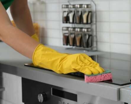 نعمل علي تنظيف المطابخ بأجود الطرق لازالة اصعب الدهون