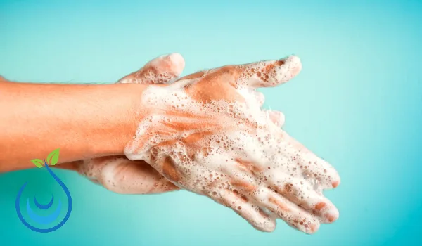 تنظيف اليدين